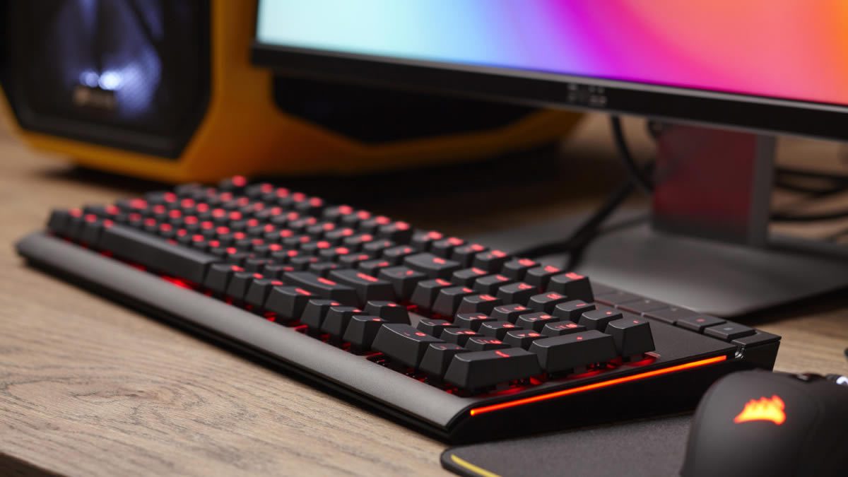 Corsair STRAFE vs. K70 – mechanical keyboard showdown
