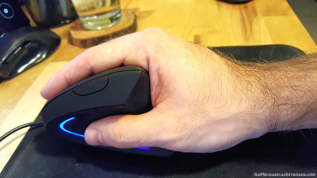 Anker vertical mouse left side in hand