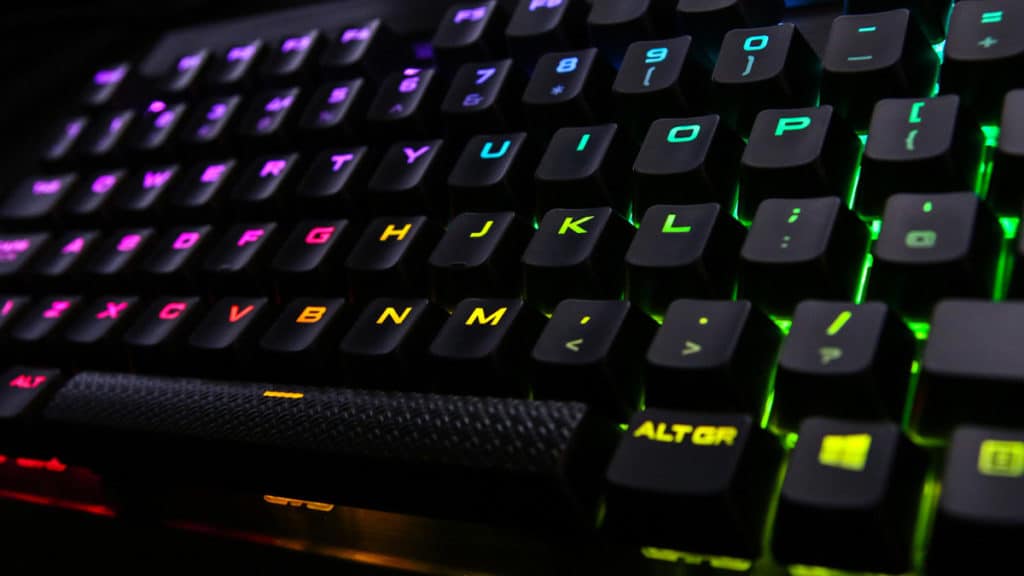 Corsair K70 vs. K95 - Mechanical Keyboard Showdown GoMK